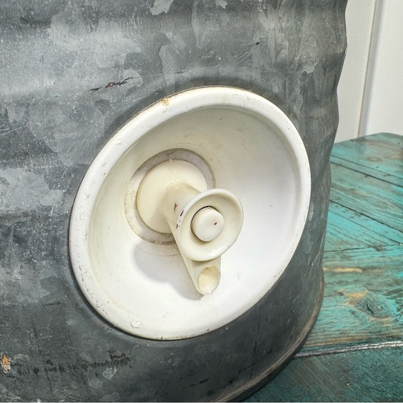 Vintage Igloo 3 Gallon Galvanized Steel Water Drink Cooler - Picture 5 of 13